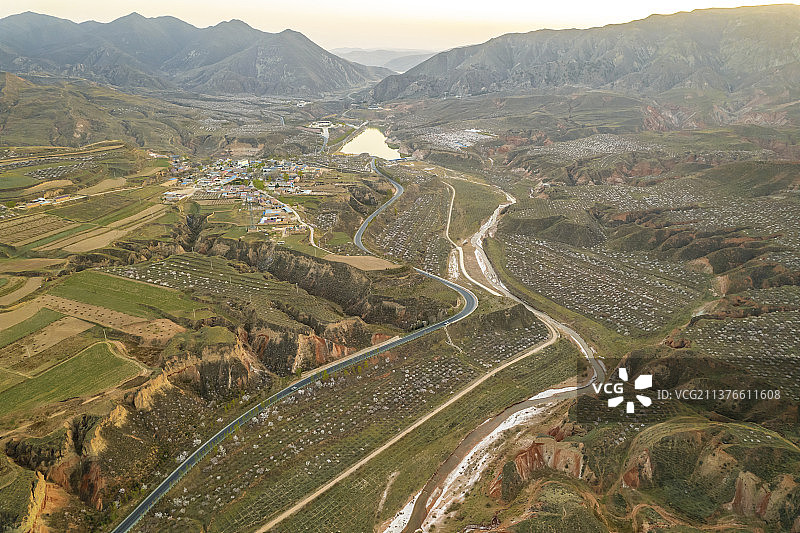 宁夏西吉须弥山石窟丹霞地貌图片素材