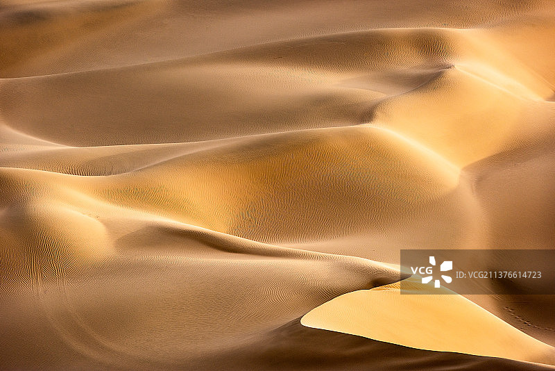 库木塔格沙漠的纹理和线条图片素材