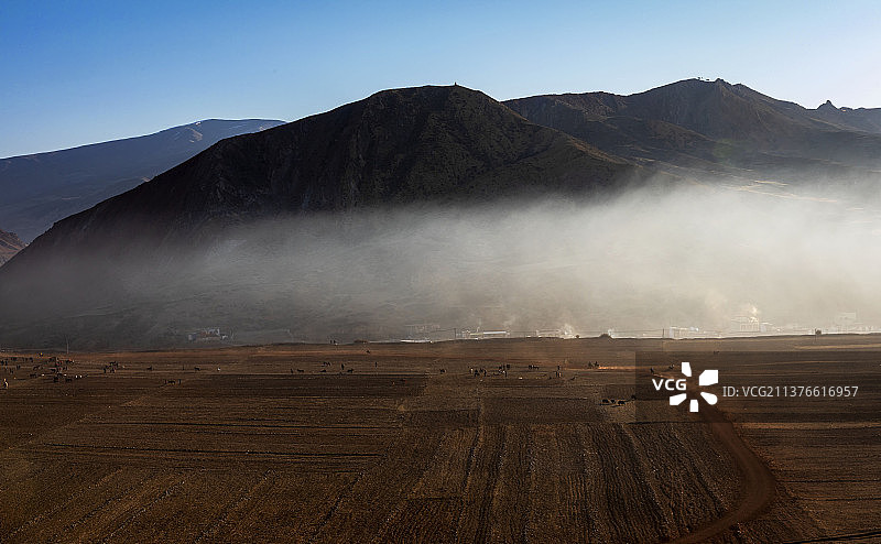 晨起的跑马场（西藏昌都丁青县）图片素材