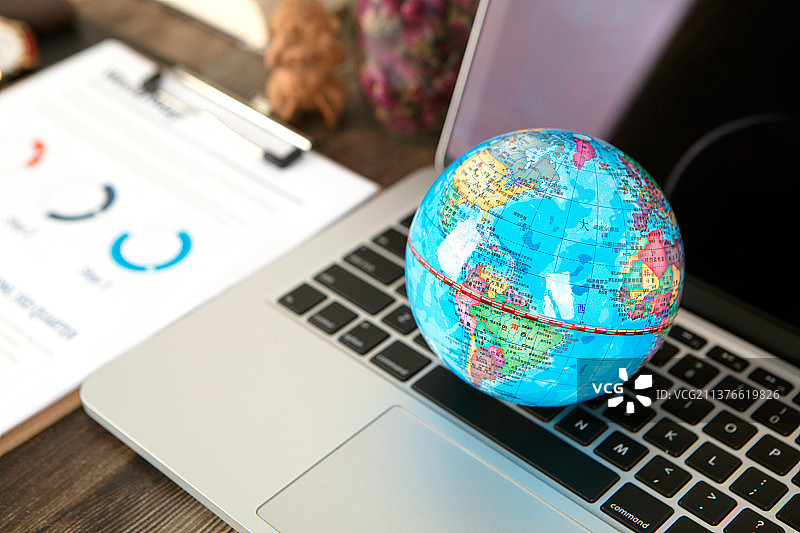 电脑键盘上的地球仪图片素材