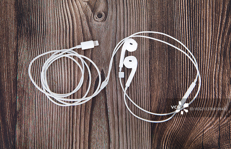 桌子上的带线耳机图片素材