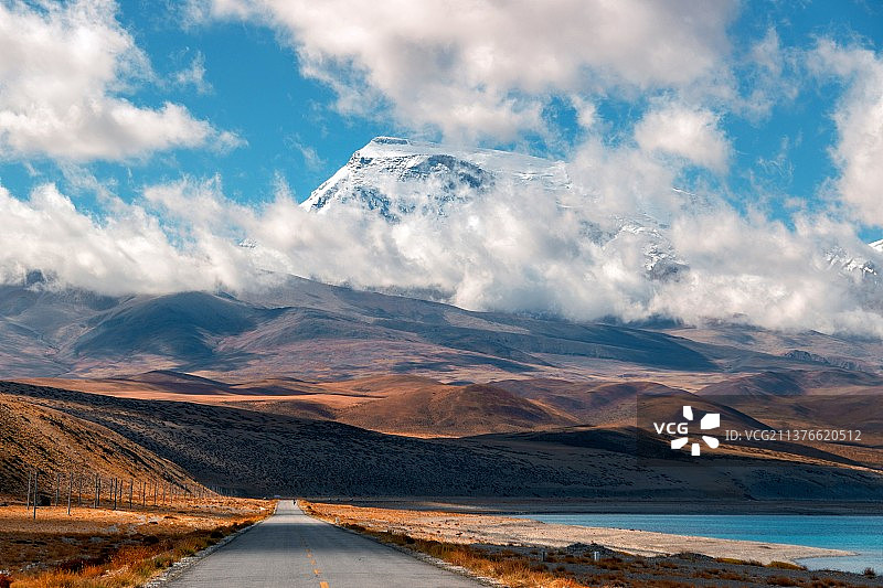 云中的纳木那尼峰图片素材