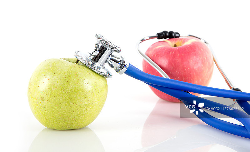 白背景上的苹果和听诊器图片素材