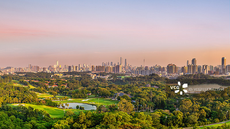多云下的广州城市天际线全景图片素材