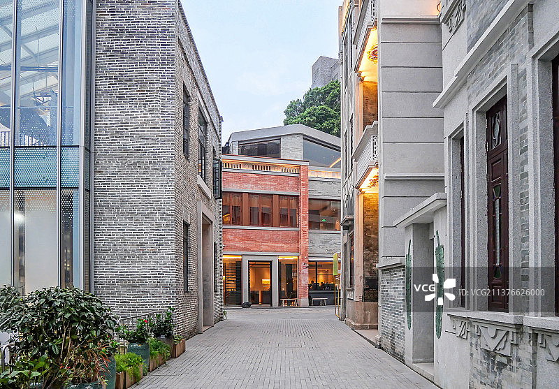 城区的中国民国古典风格步行街区图片素材