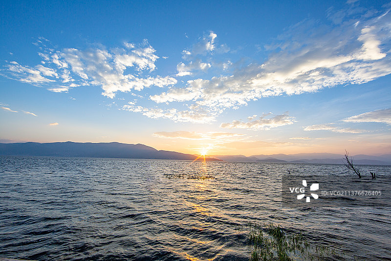 洱海夕阳、云南著名景点、旅行、旅游、旅行社、自驾、湖面、大理、洱海日出日落、洱海火烧云、彩云、图片素材