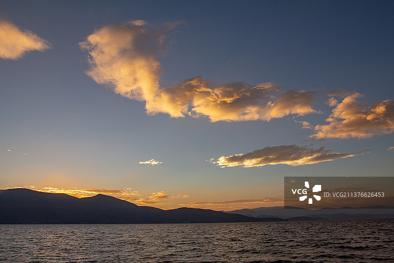 洱海夕阳、云南著名景点、旅行、旅游、旅行社、自驾、湖面、大理、洱海日出日落、洱海火烧云、彩云、图片素材