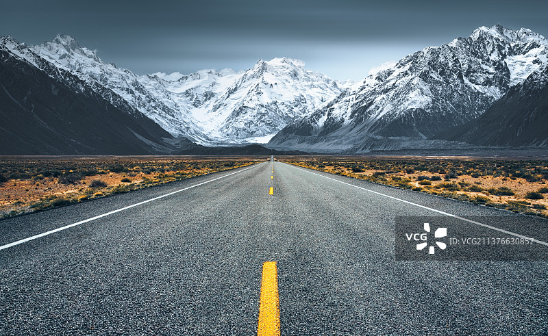 通往雪山的公路图片素材