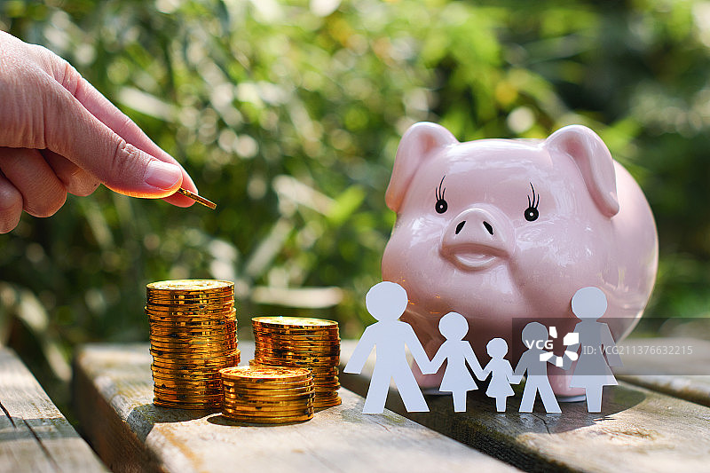 三胎家庭理财储蓄教育基金生活支出图片素材