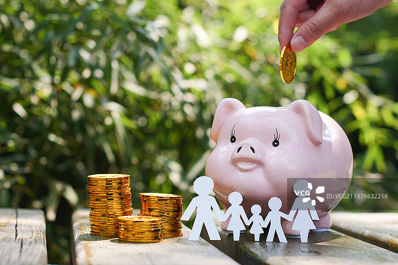 三胎家庭理财储蓄教育基金生活支出图片素材