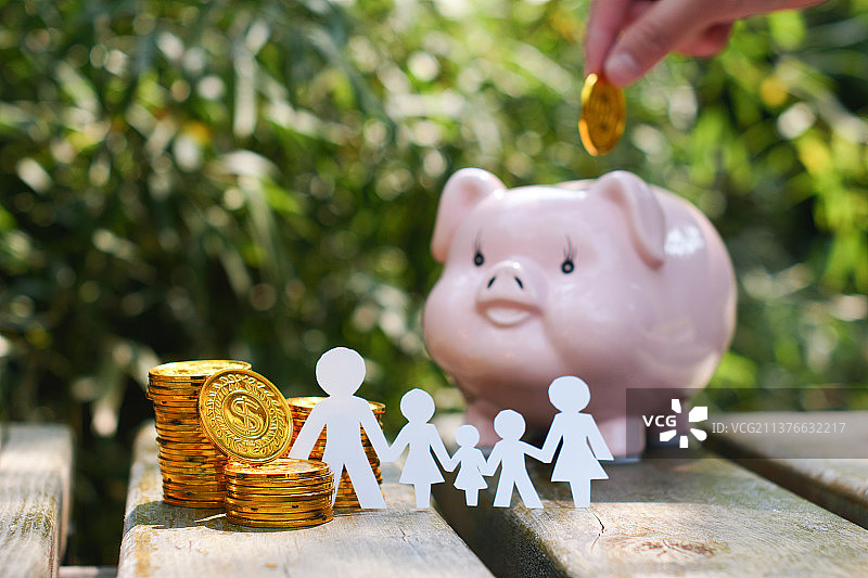 三胎家庭理财储蓄教育基金生活支出图片素材