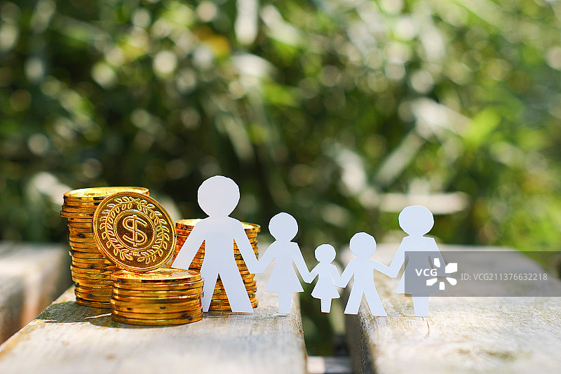 三胎家庭理财储蓄教育基金生活支出图片素材