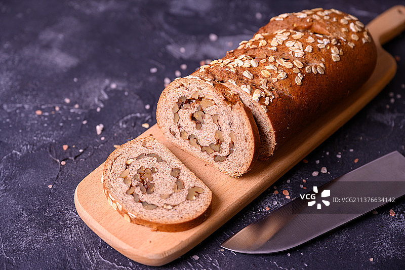 切开的全黑麦烘焙俄罗斯列巴图片素材