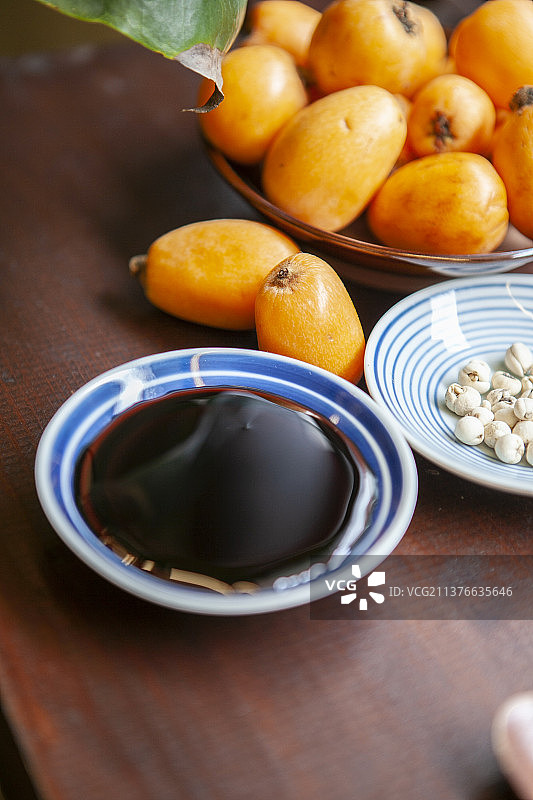 川贝枇杷膏，枇杷膏，川贝膏，膏方，中药，碟子，勺子，枇杷，川贝，碗，止咳膏，化痰膏，糖浆图片素材