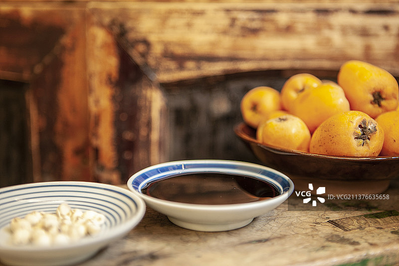 川贝枇杷膏，枇杷膏，川贝膏，膏方，中药，碟子，勺子，枇杷，川贝，碗，止咳膏，化痰膏，糖浆图片素材