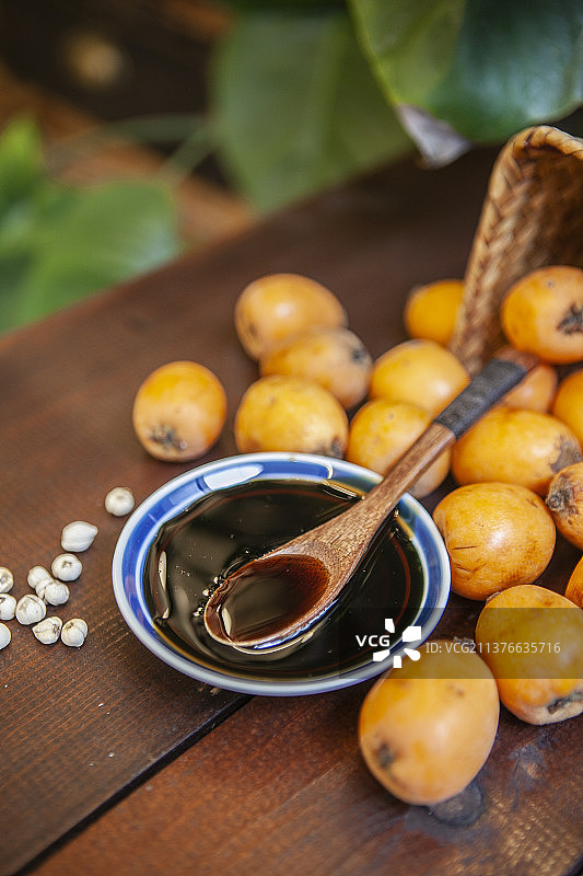 川贝枇杷膏，枇杷膏，川贝膏，膏方，中药，碟子，勺子，枇杷，川贝，碗，止咳膏，化痰膏，糖浆图片素材