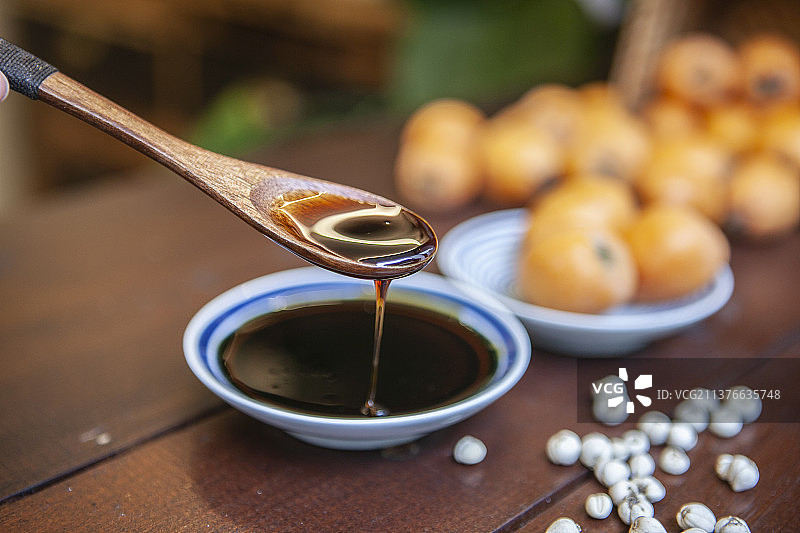 川贝枇杷膏，枇杷膏，川贝膏，膏方，中药，碟子，勺子，枇杷，川贝，碗，止咳膏，化痰膏，糖浆图片素材