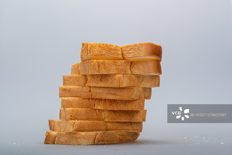 纯色背景下叠放的面包片图片素材