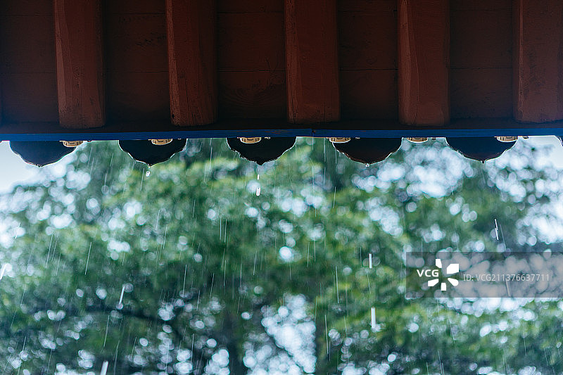 下雨的故灵泉寺图片素材
