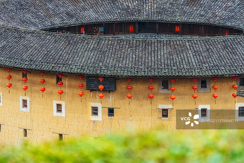 世界文化遗产、全国重点文物保护单位福建漳州市南靖县梅林镇坎下村云水谣——怀远楼屋檐屋顶春季户外风光图片素材