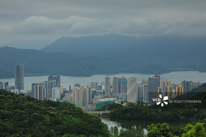 一水之隔图片素材