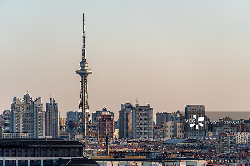 落日余晖中的哈尔滨龙塔天际线风光图片素材