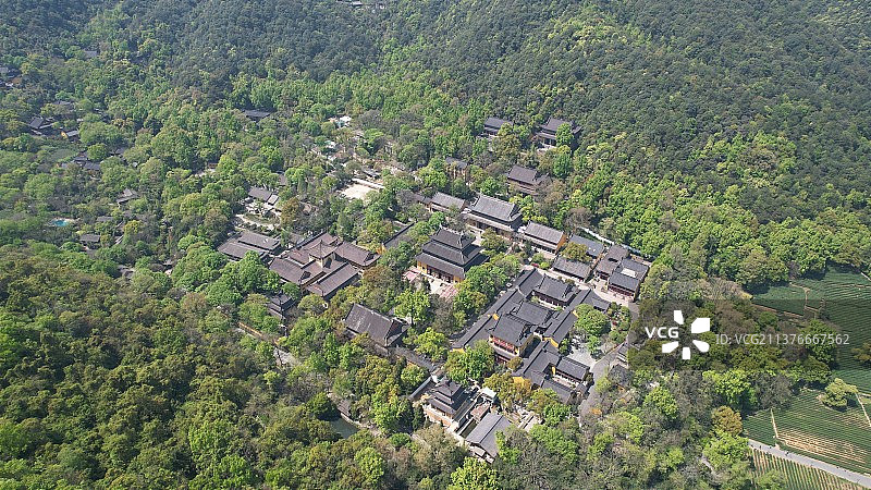 航拍视角下的杭州灵隐寺图片素材