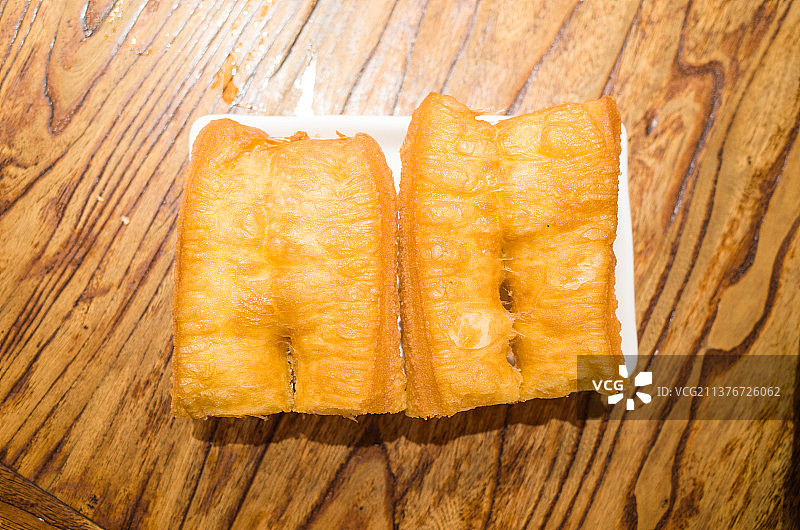 传统早餐一盘油条特写图片素材