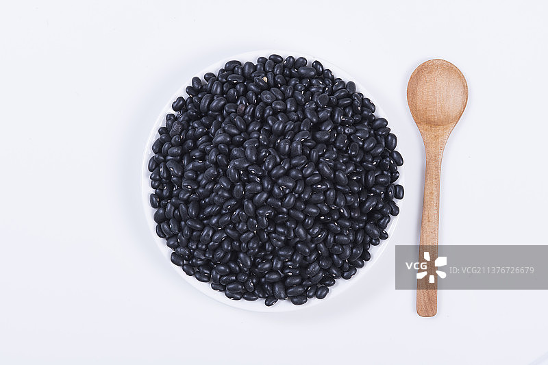 杂粮粗粮一盘黑豆与一勺黑豆特写图片素材