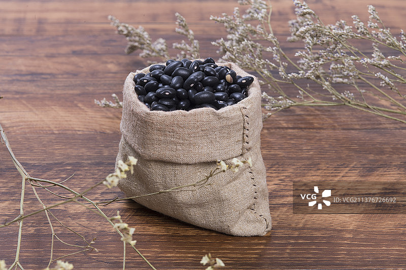 杂粮粗粮一盘黑豆与一勺黑豆特写图片素材