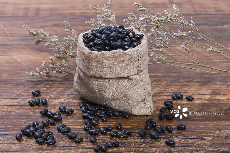 杂粮粗粮一盘黑豆与一勺黑豆特写图片素材