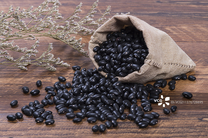 杂粮粗粮一盘黑豆与一勺黑豆特写图片素材