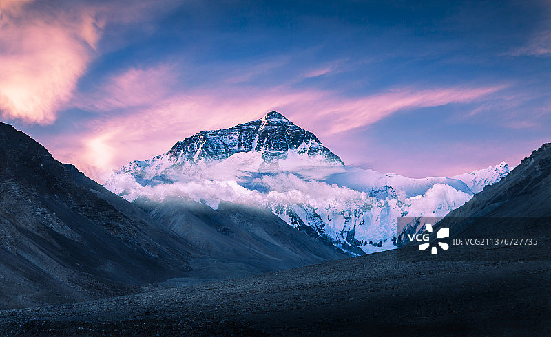 世界屋脊雄伟的珠穆朗玛峰图片素材