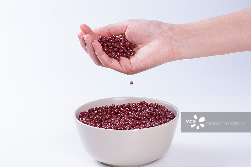 粗粮杂粮红豆特写木桌面背景图片素材