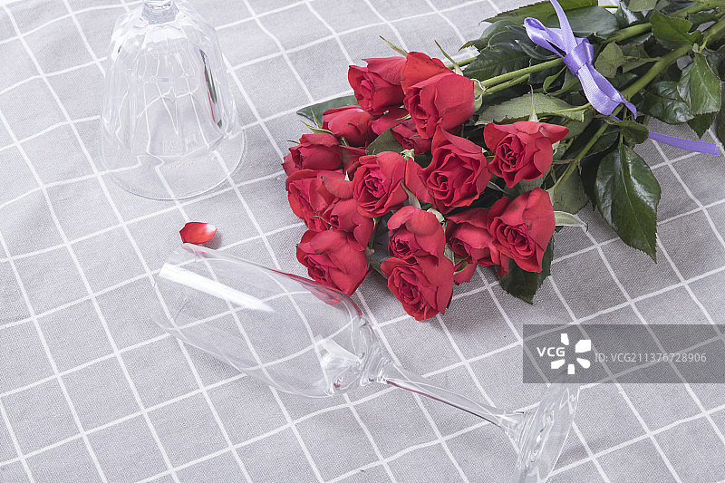 一束多头玫瑰特写白色背景图片素材