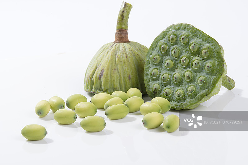 一盘莲子与莲蓬特写图片素材