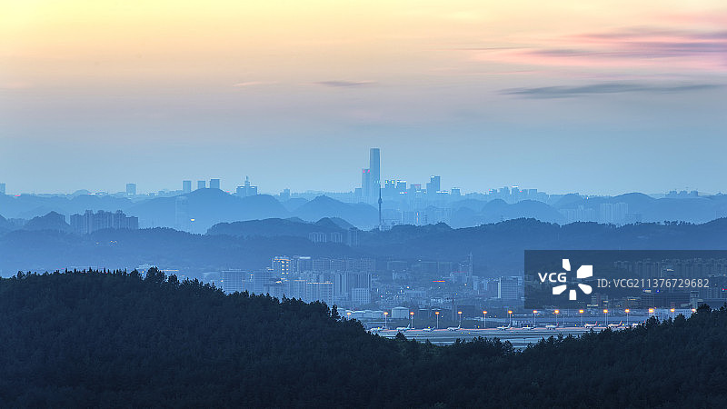 贵州省龙里县远眺贵阳市夜景图片素材