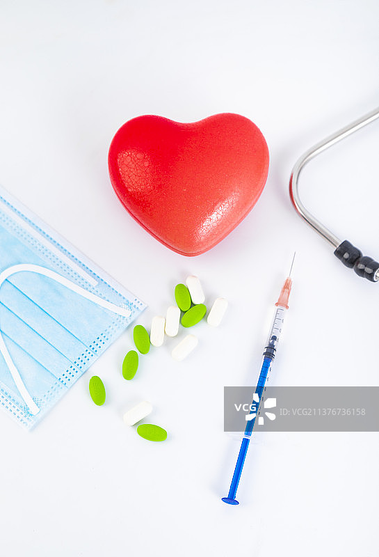 红色爱心和听诊器摄影图图片素材