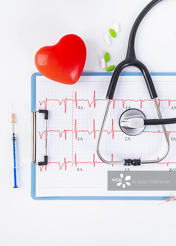 红色爱心和听诊器摄影图图片素材
