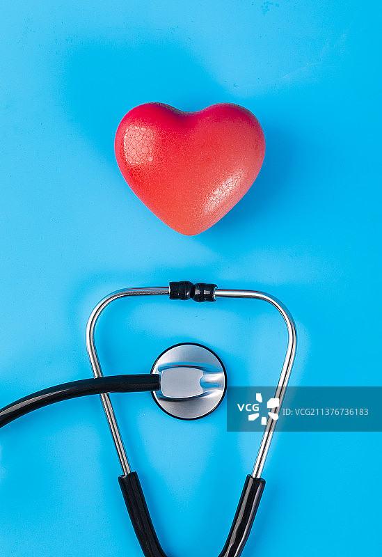 红色爱心和听诊器摄影图图片素材