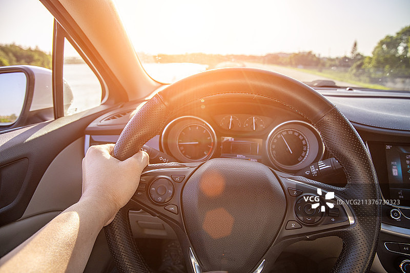 阳光照进小汽车驾驶舱图片素材