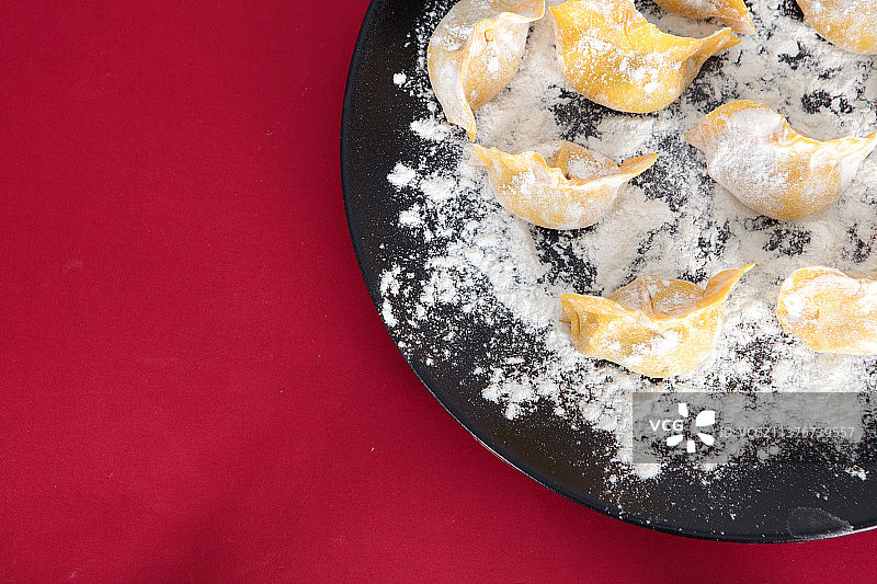 俯视盘子里的饺子图片素材