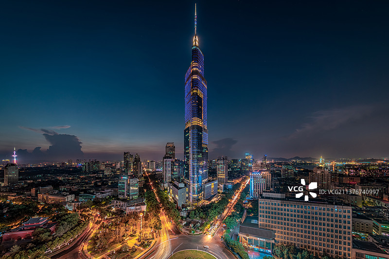 南京鼓楼紫峰大厦城市地标现代建筑摩天大楼都市夜景图片素材