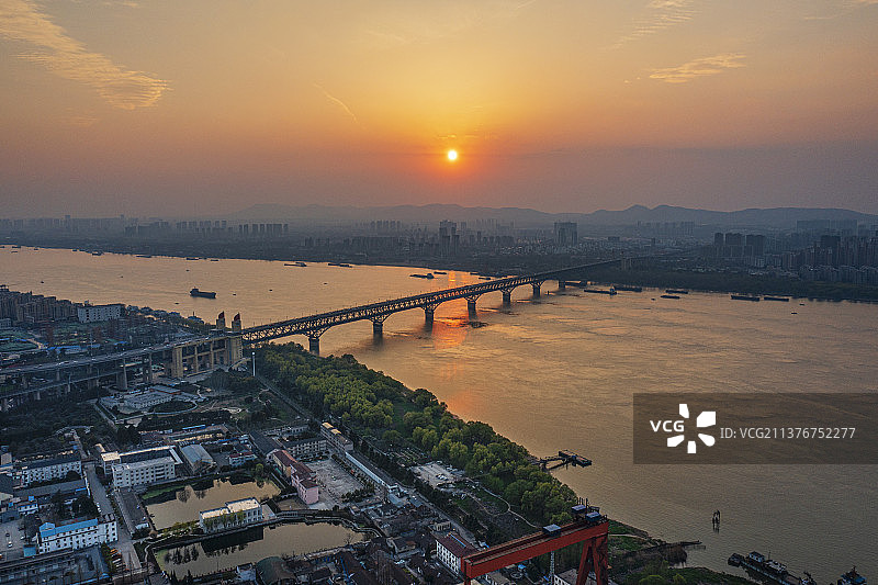 航拍南京长江大桥日落河景照图片素材