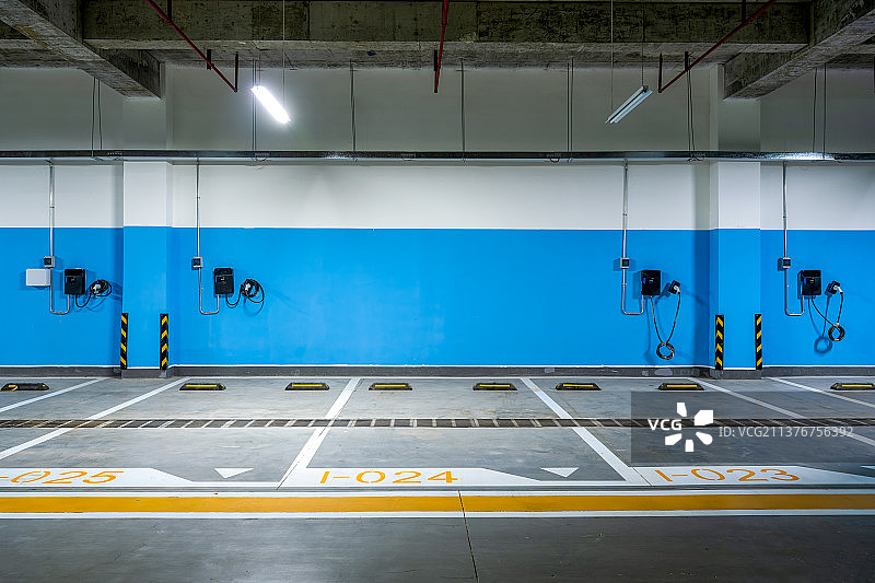 地下停车场内的新能源电动汽车充电站图片素材