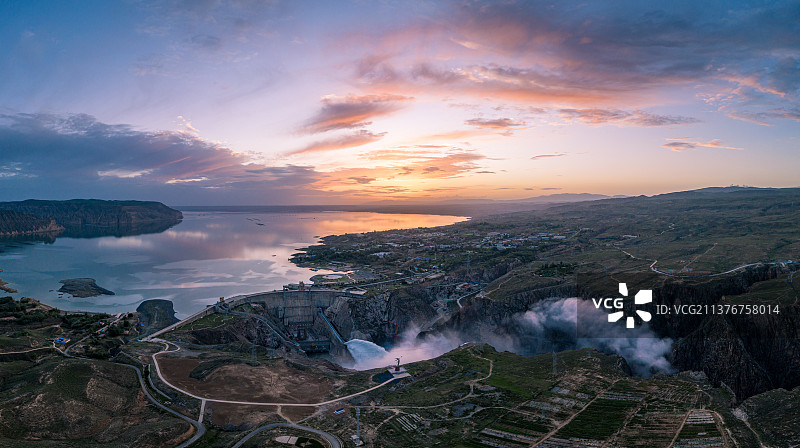 青海黄河龙羊峡水库水电站日落夕阳泄洪图片素材