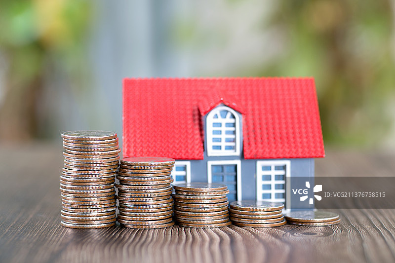 小房子模型和美元硬币图片素材