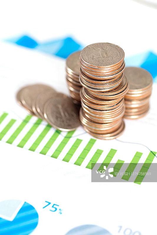 金融图表资料上的美元硬币图片素材