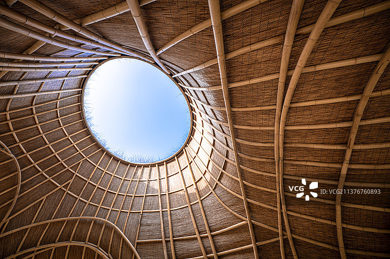 竹海观天--浙江安吉余村村竹建筑内景.极简天空.热带.结构.民宿.古韵.风景图片素材