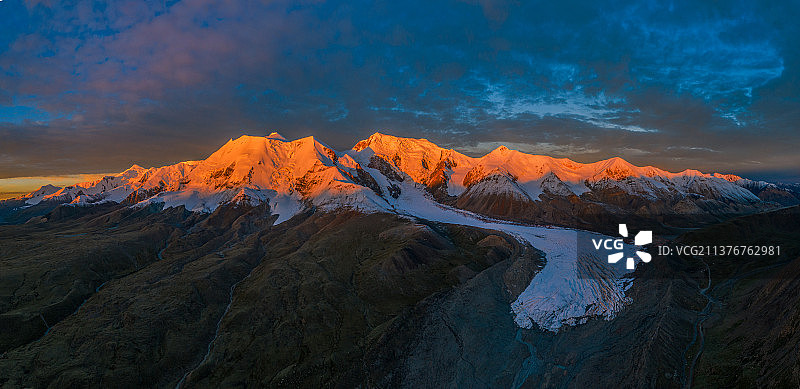 日出阿尼玛卿图片素材
